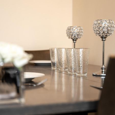 Luxury 2 Bed Apartment - Near Heathrow, Legoland, Windsor Slough Exterior foto