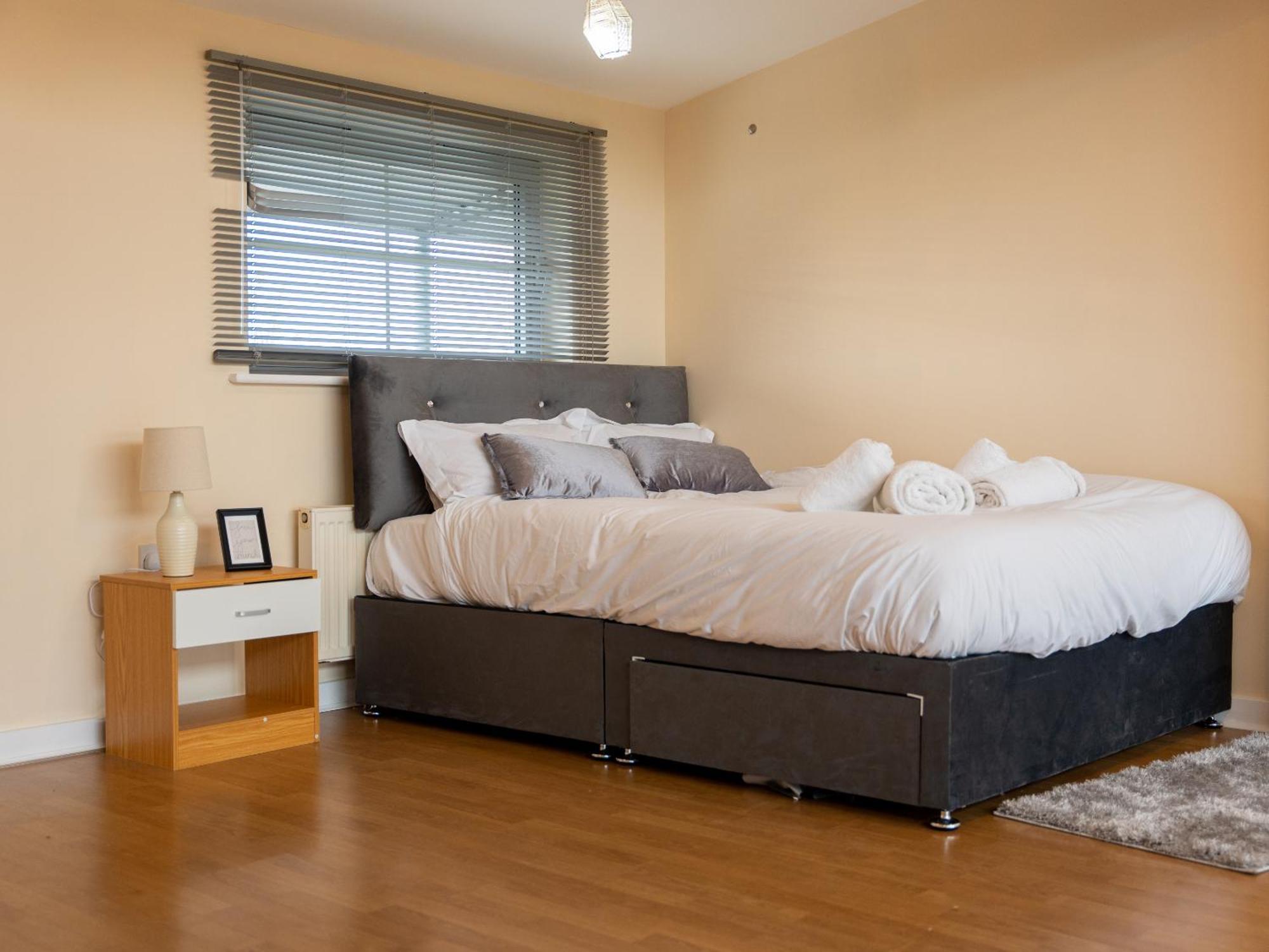 Luxury 2 Bed Apartment - Near Heathrow, Legoland, Windsor Slough Exterior foto